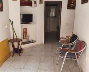 Sala d'estar de Casa o xalet en venda en Alcántara amb Moblat