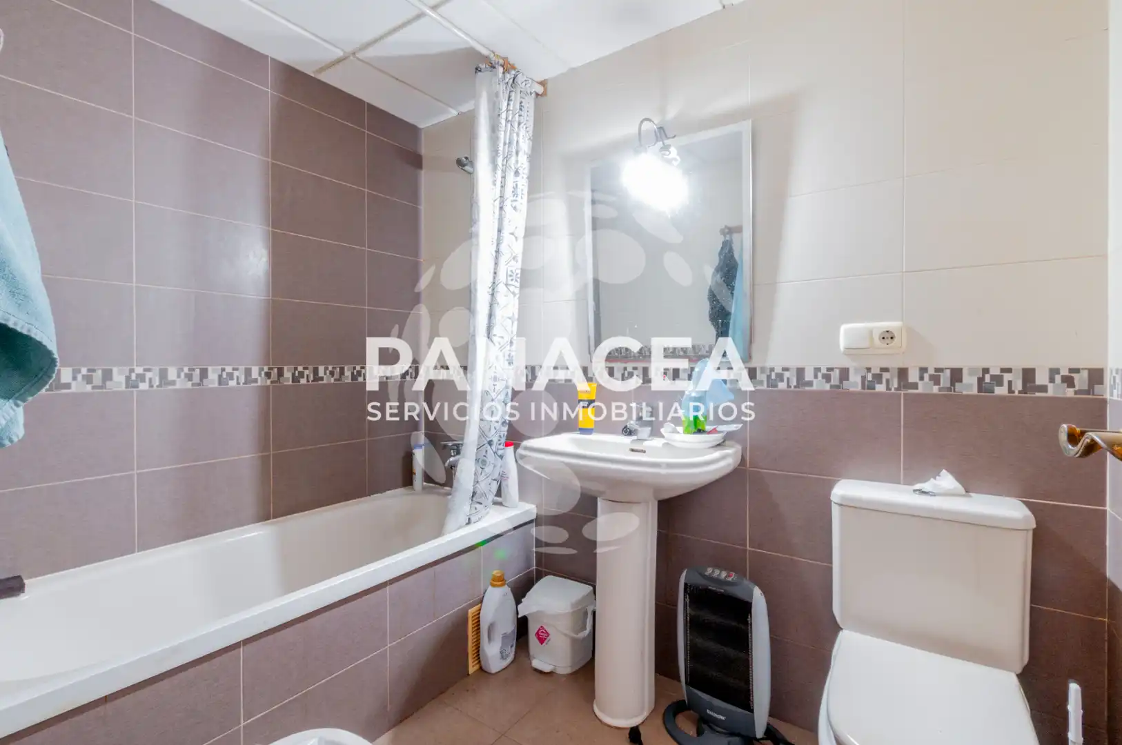Baño de Piso en venta en Roquetas de Mar con Amueblado, Microondas y TV