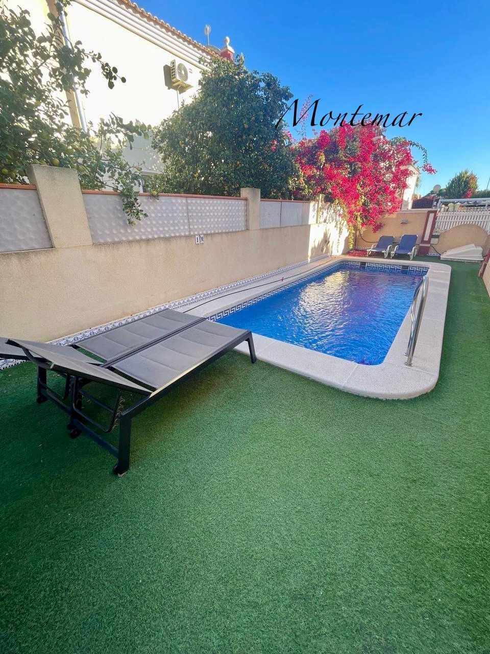 Piscina de Casa adosada de lloguer en Orihuela amb Aire condicionat, Calefacció i Jardí privat