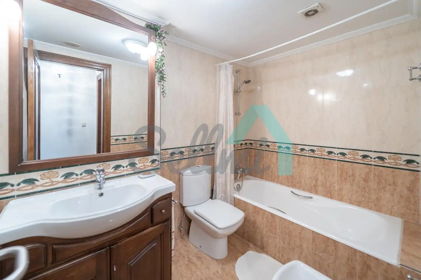 Badezimmer von Wohnung zur Miete in Oviedo  mit Heizung, Parkett und Möbliert