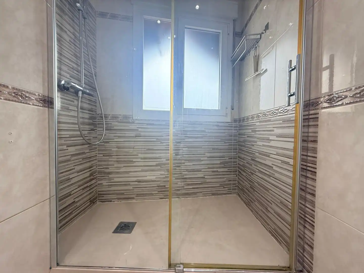 Bathroom of Flat for share in Madrid  with Air Conditioner, Heating and Furnished
