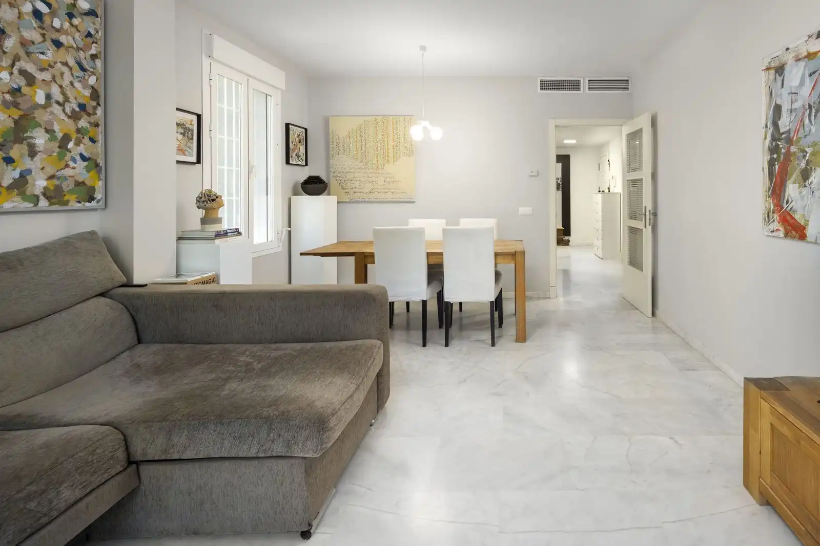 Wohnzimmer von Wohnungen zum Verkauf in Benalmádena mit Klimaanlage, Privatgarten und Terrasse