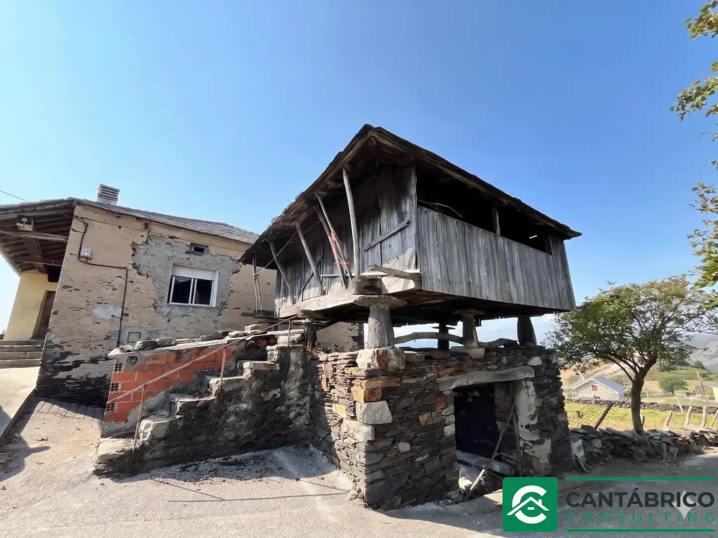 Vista exterior de Casa o xalet en venda en Villayón amb Moblat
