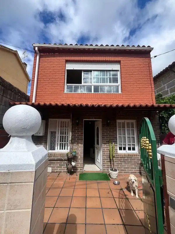 Vista exterior de Casa o xalet en venda en Vigo  amb Terrassa