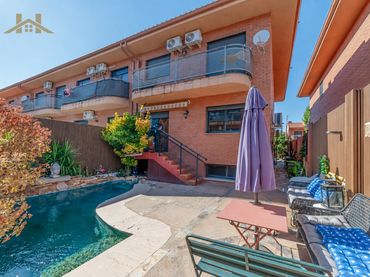 Casa aparellada amb piscina en venda a Calle Seseña Nuevo