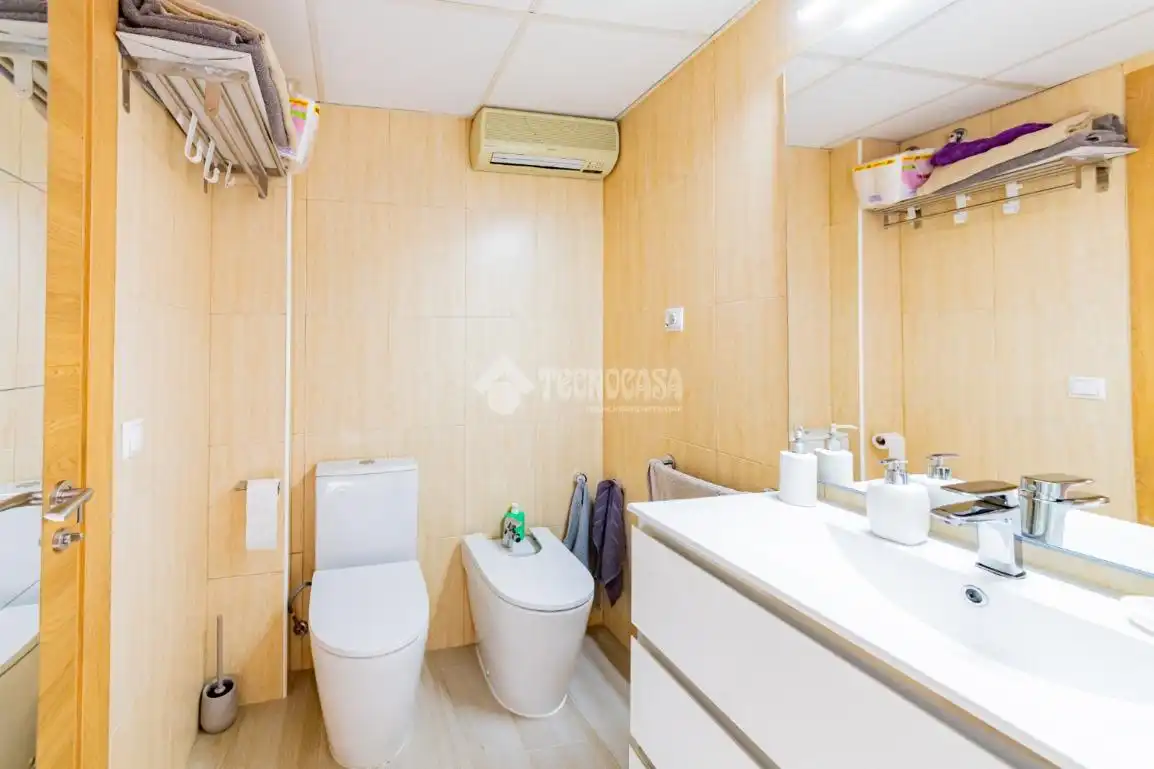 Badezimmer von Wohnung zum Verkauf in Calafell mit Klimaanlage, Abstellraum und Balkon