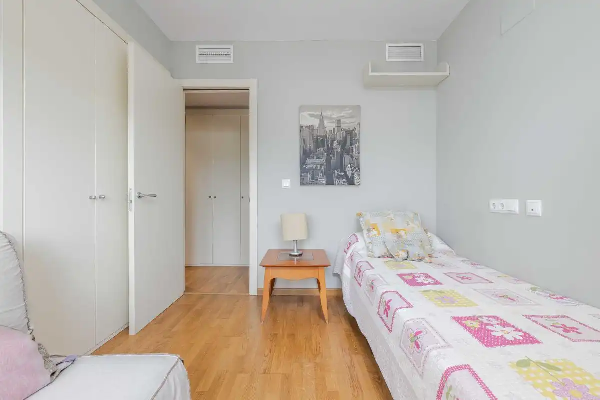 Schlafzimmer von Dachboden zum Verkauf in Guillena mit Heizung, Terrasse und Abstellraum
