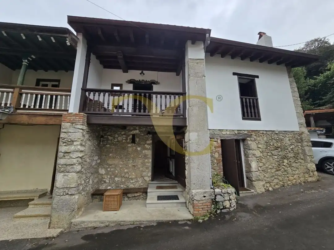 Vista exterior de Casa adosada en venda en Llanes amb Calefacció, Jardí privat i Terrassa