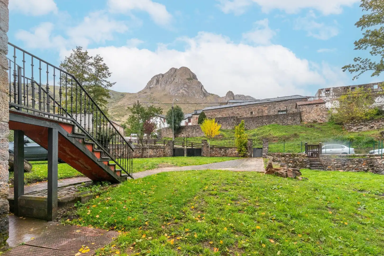 Vista exterior de Casa o chalet en venta en Cabrillanes con Calefacción, Jardín privado y Terraza