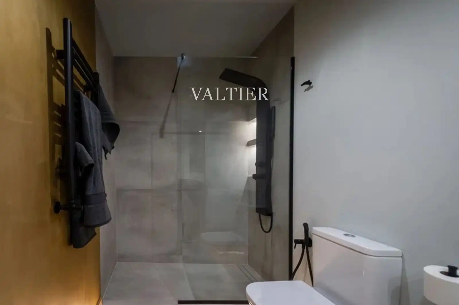 Badezimmer von Wohnung zum Verkauf in Madrid mit Klimaanlage, Heizung und Terrasse