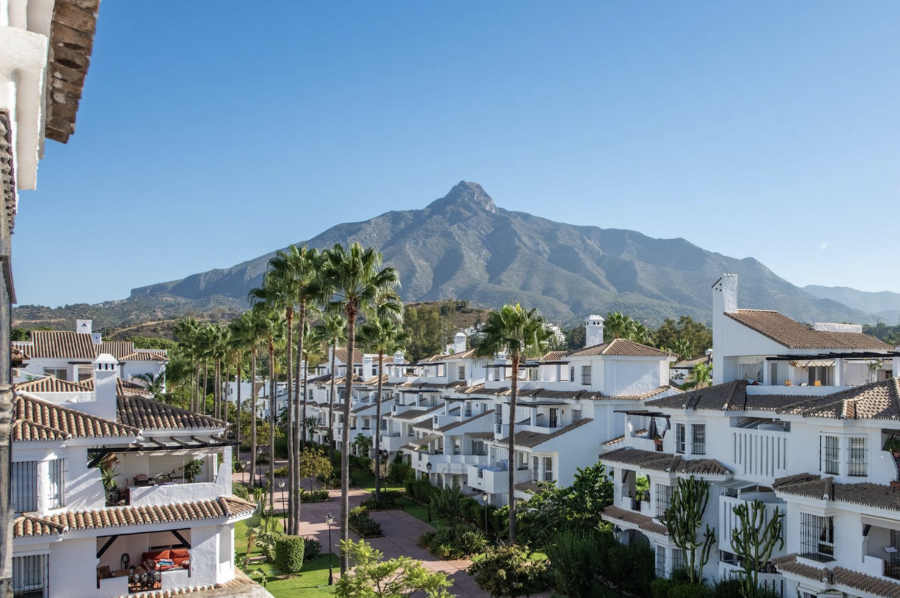 Vista exterior de Àtic en venda en Marbella amb Aire condicionat, Terrassa i Piscina