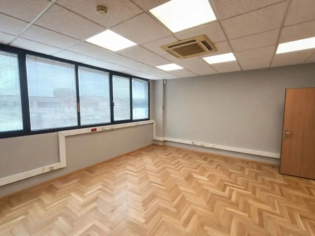 Local de lloguer en Loiu amb Aire condicionat, Parquet i Moblat
