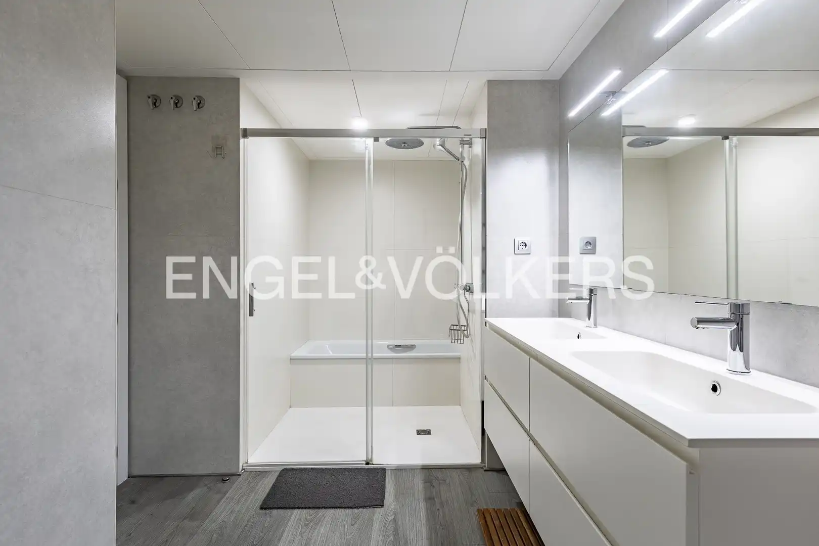 Bathroom of Attic for sale in Sabadell  with Air Conditioner, Heating and Parquet flooring