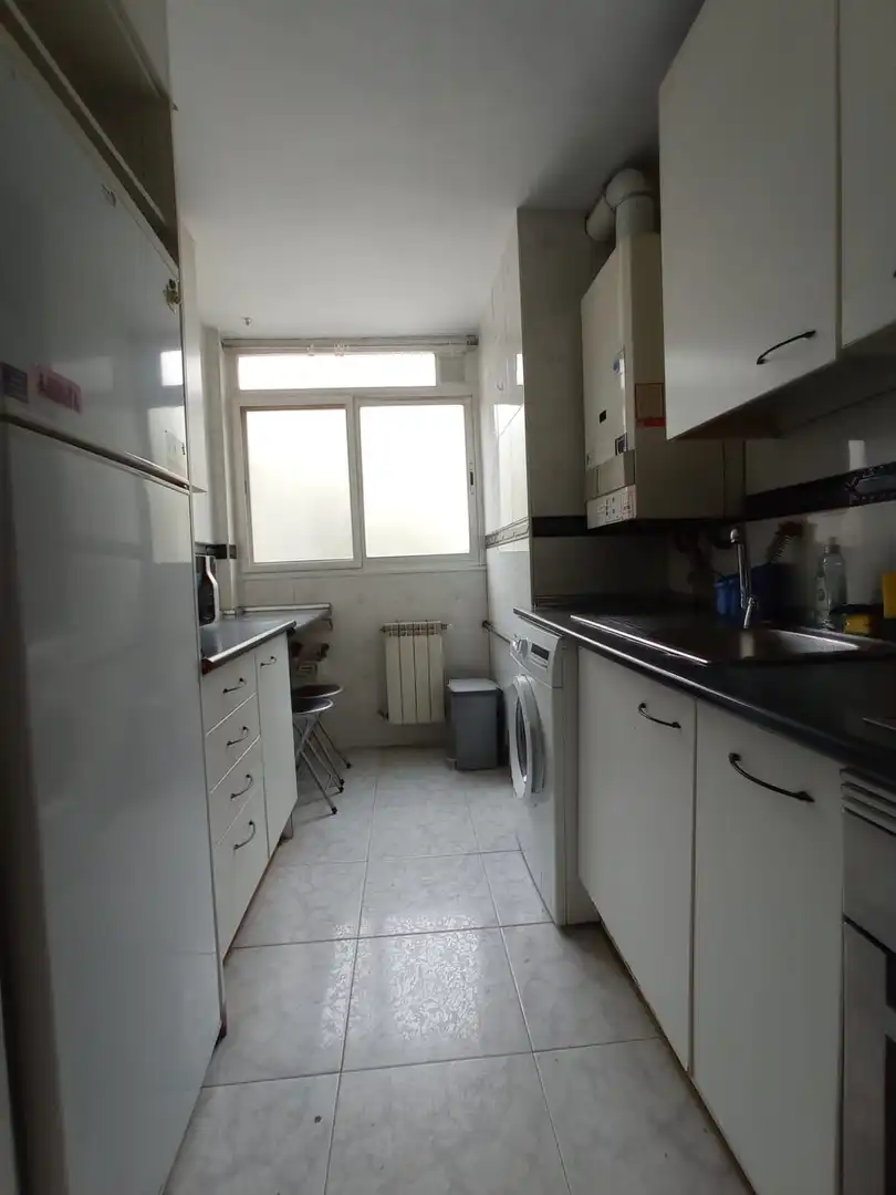 Room in Calle del Poeta Blas de Otero, 83, Ventas