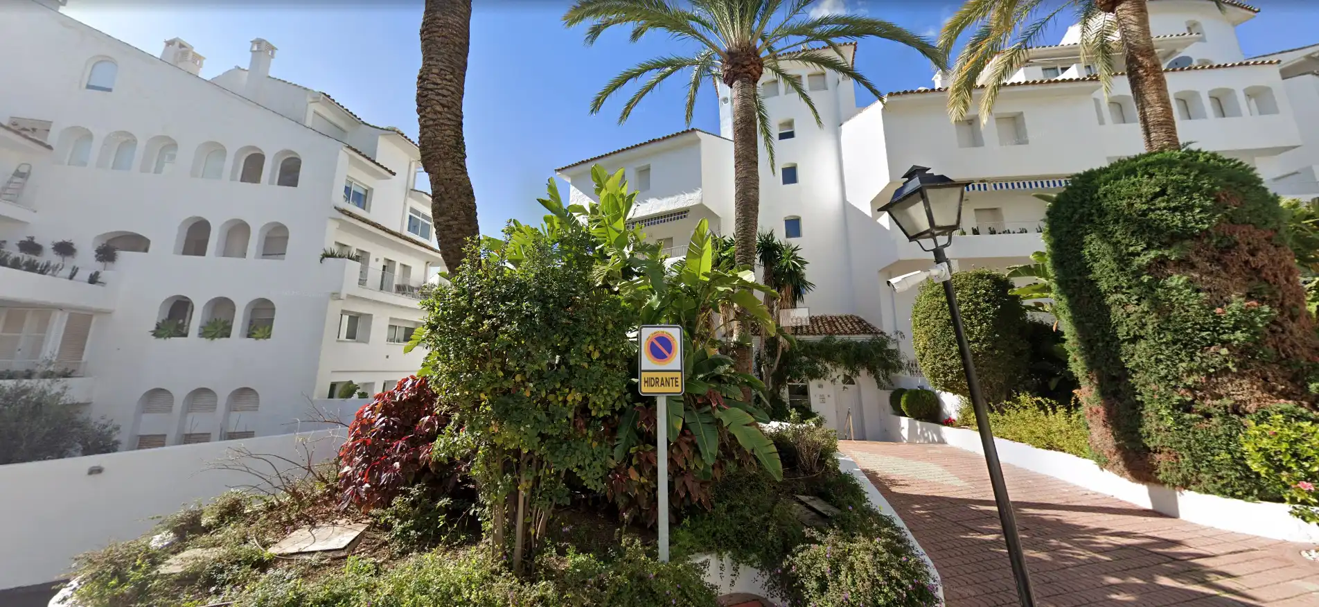 Vista exterior de Dúplex en venda en Marbella amb Jardí privat i Terrassa