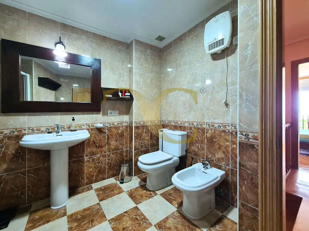 Baño de Dúplex en venta en Soto del Barco con Calefacción y Amueblado