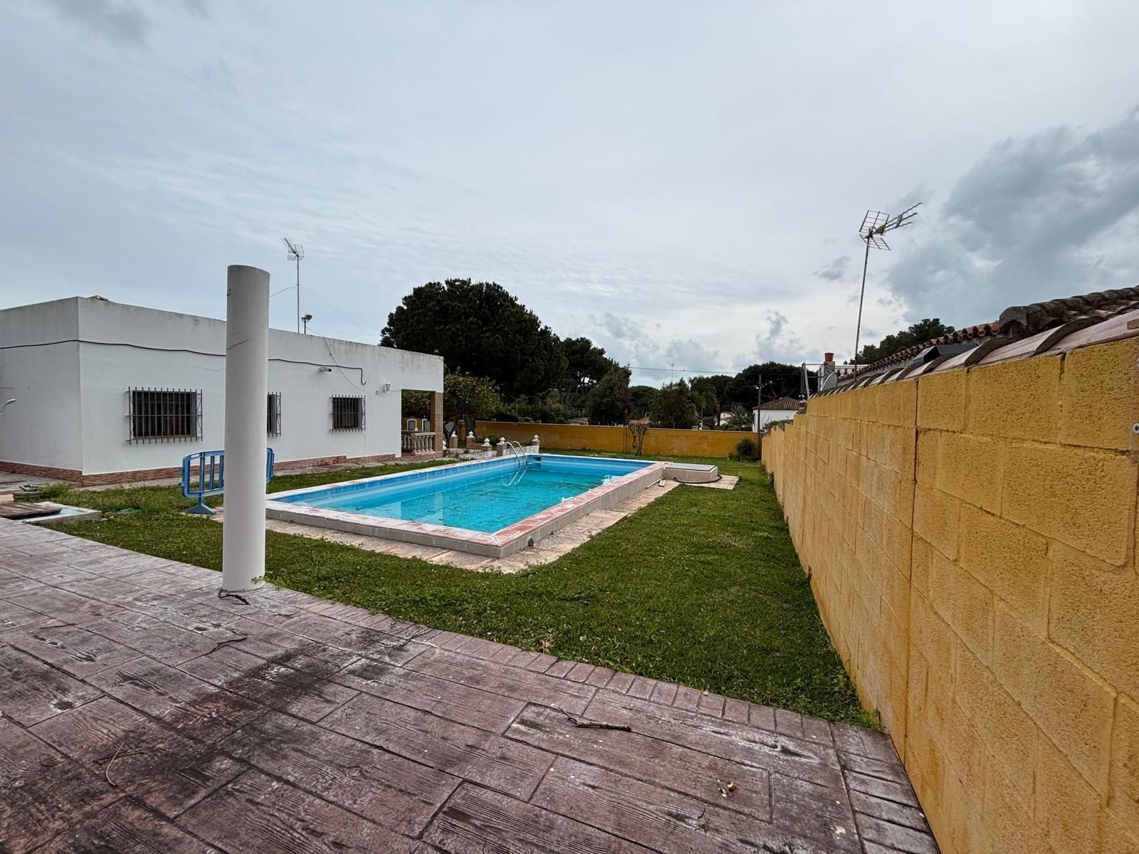Piscina de Casa o xalet en venda en Chiclana de la Frontera amb Aire condicionat, Calefacció i Terrassa