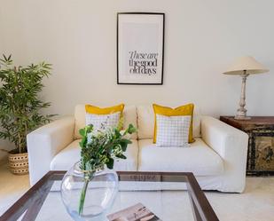 Sala d'estar de Apartament en venda en Marbella amb Calefacció, Jardí privat i Terrassa