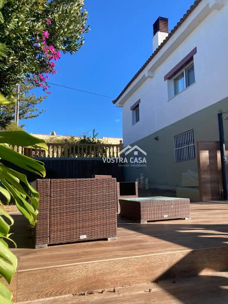 Vista exterior de Casa o xalet de lloguer en Torrent amb Jardí privat i Piscina