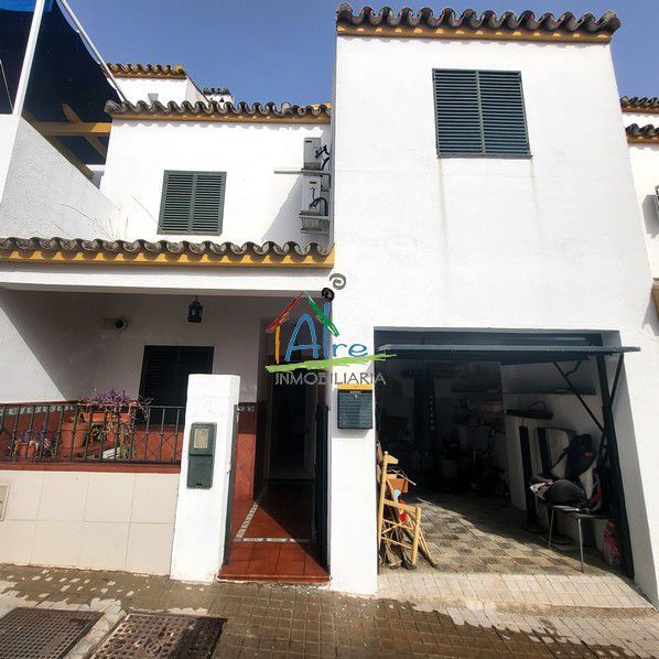 Vista exterior de Casa adosada en venda en Gines amb Aire condicionat, Calefacció i Terrassa