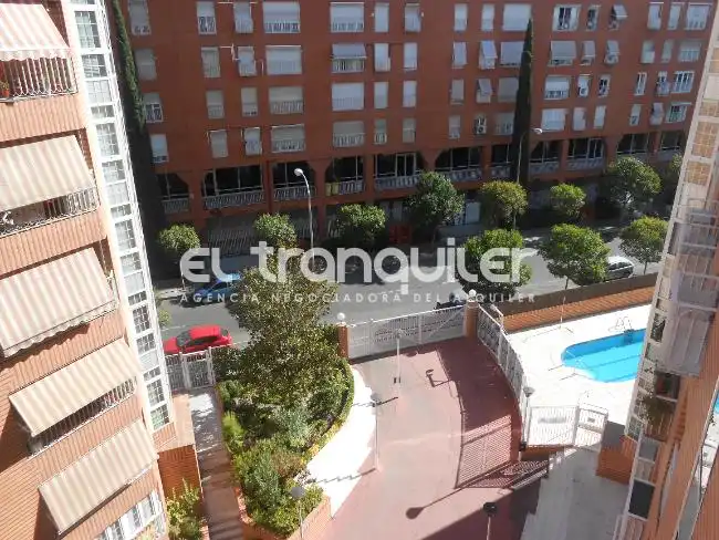 Außenansicht von Wohnung zur Miete in Madrid mit Parkett, Schwimmbad und Möbliert