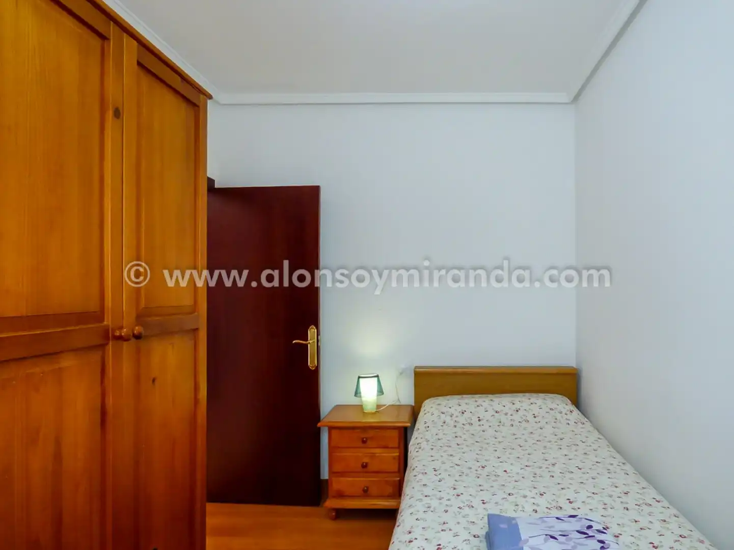 Schlafzimmer von Wohnung zur Miete in Oviedo  mit Heizung, Parkett und Möbliert