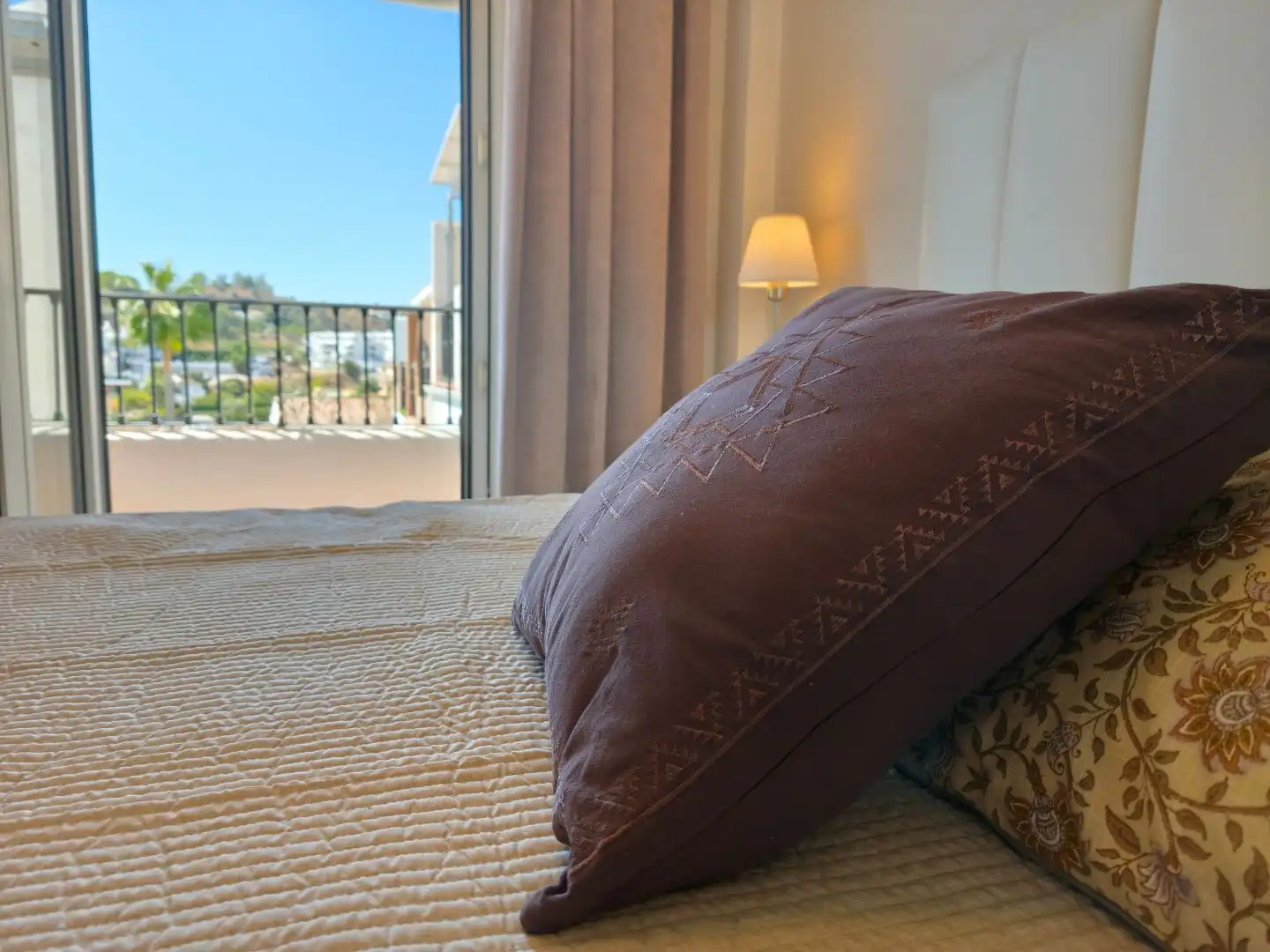 Schlafzimmer von Dachboden zur Miete in Mijas mit Klimaanlage, Terrasse und Balkon