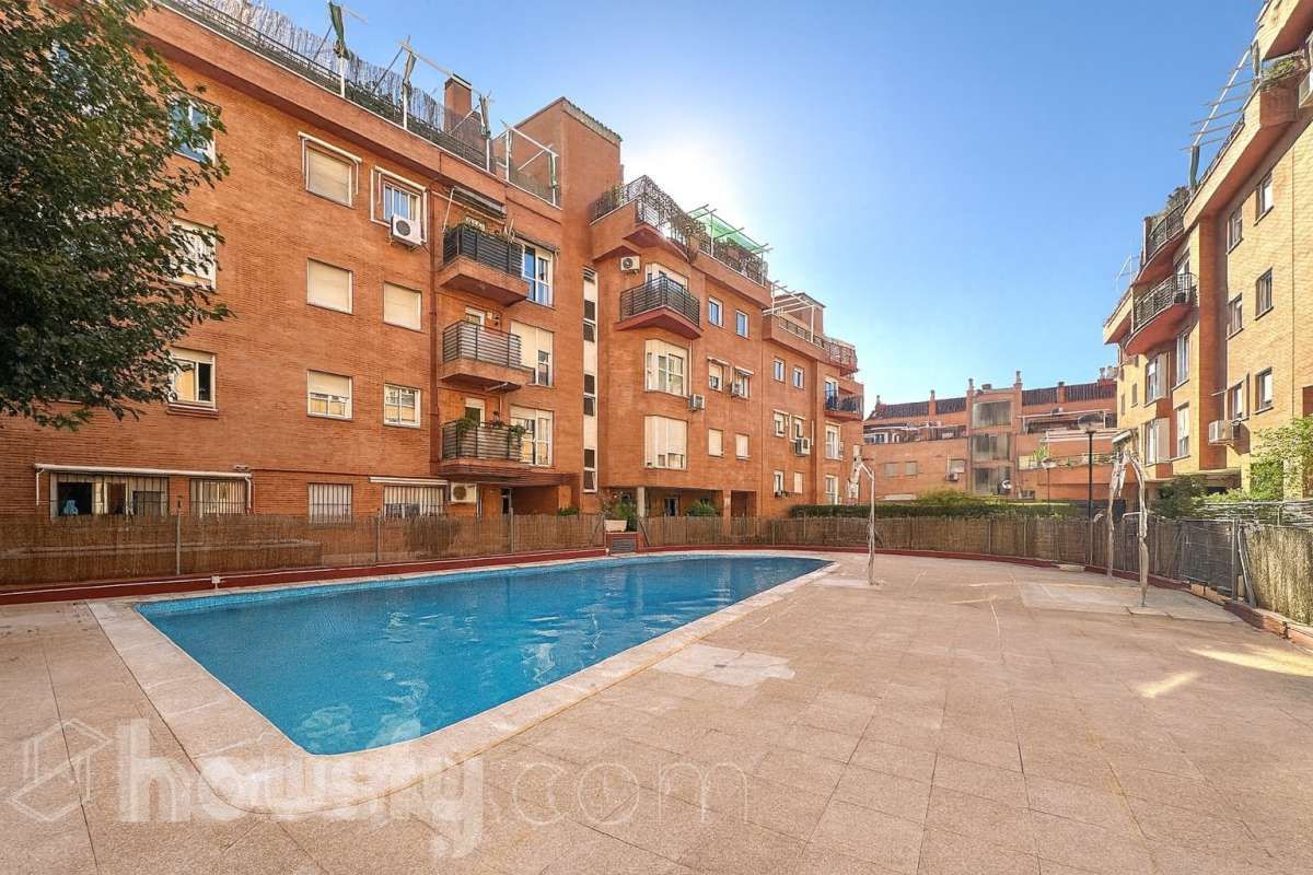 Piscina de Pis en venda en  Madrid Capital amb Calefacció, Parquet i Traster