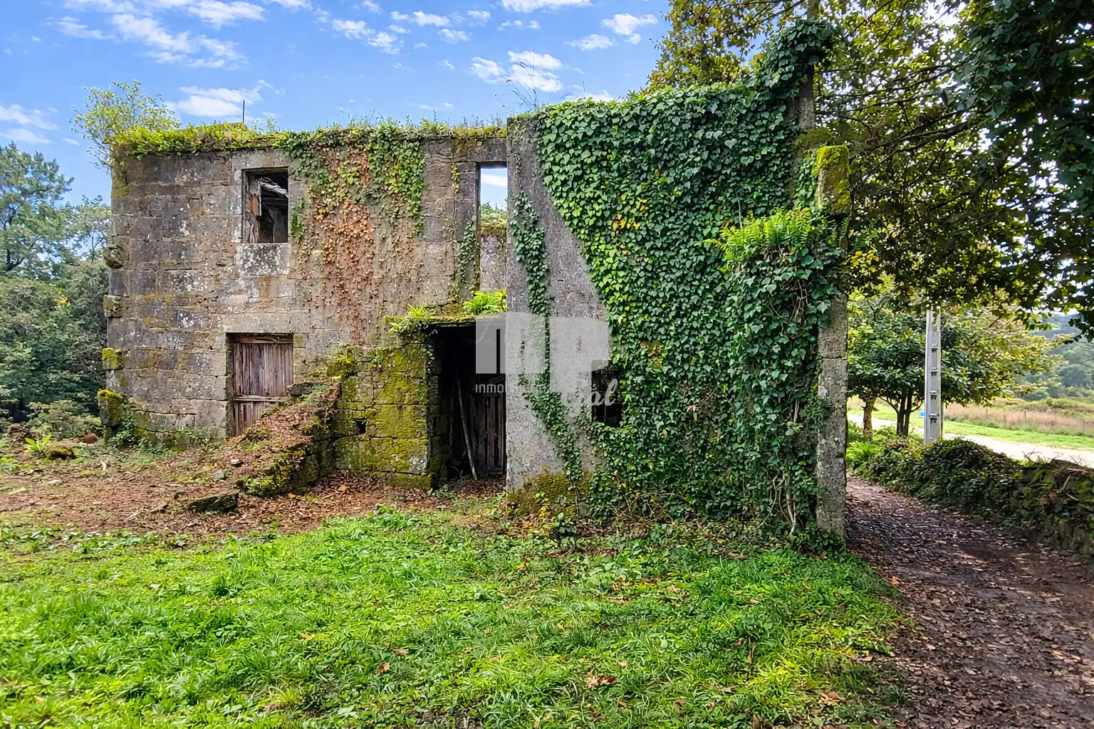 Vista exterior de Finca rústica en venda en Redondela amb Jardí privat