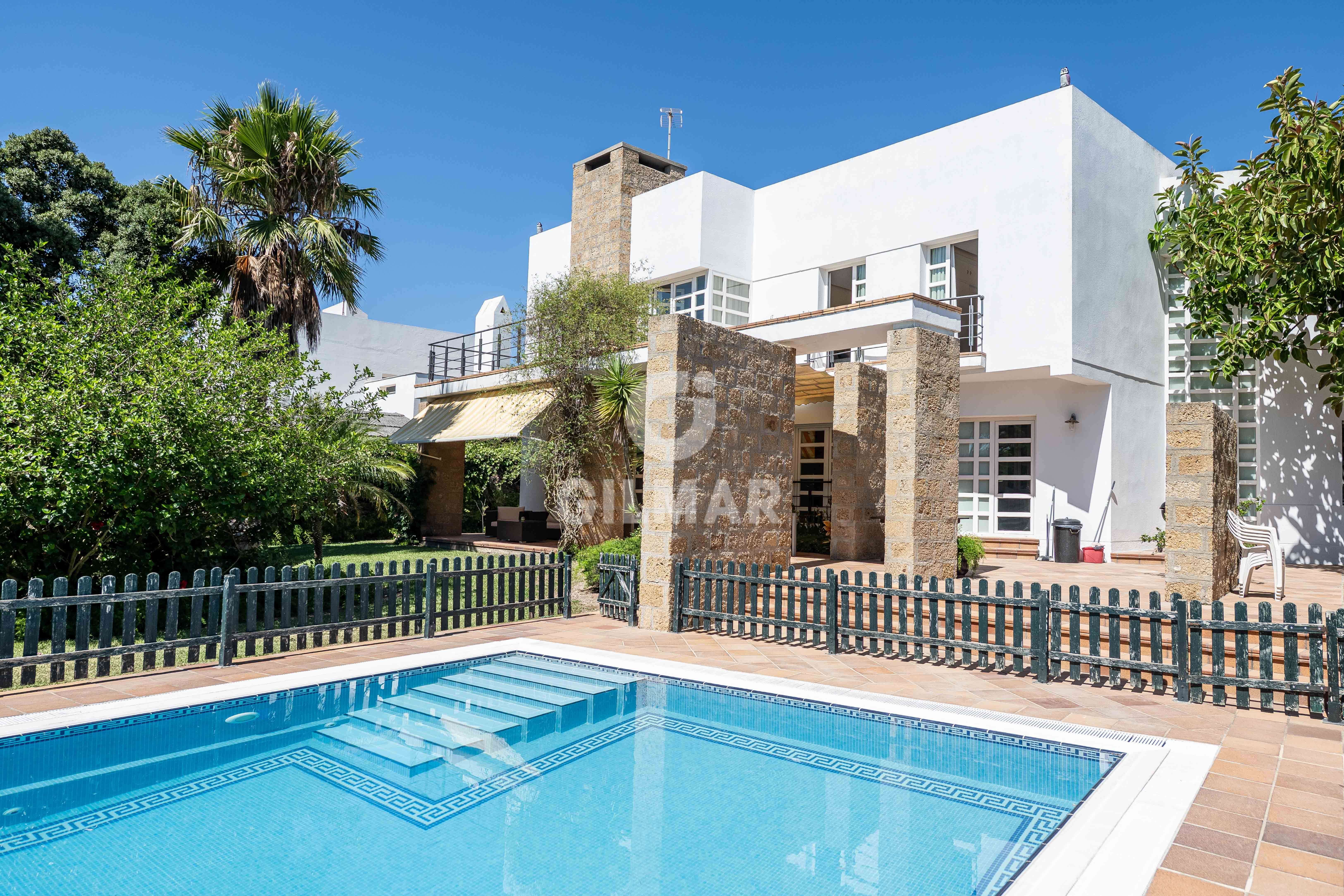 Vista exterior de Casa o xalet en venda en Chiclana de la Frontera amb Calefacció, Jardí privat i Piscina