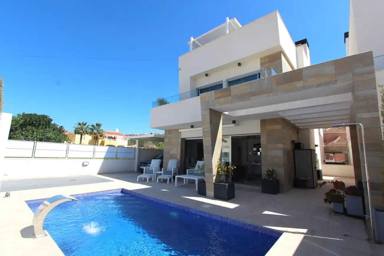 House with pool for sale in Orihuela Costa