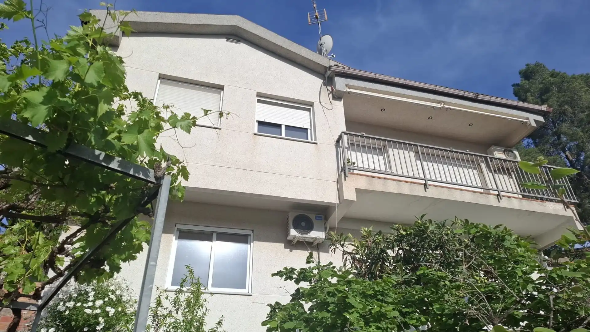 Vista exterior de Casa o xalet en venda en Vallirana amb Aire condicionat, Calefacció i Terrassa