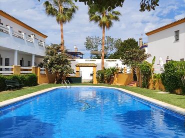 Terraced house with pool to rent in Avenida 28 de Febrero 68