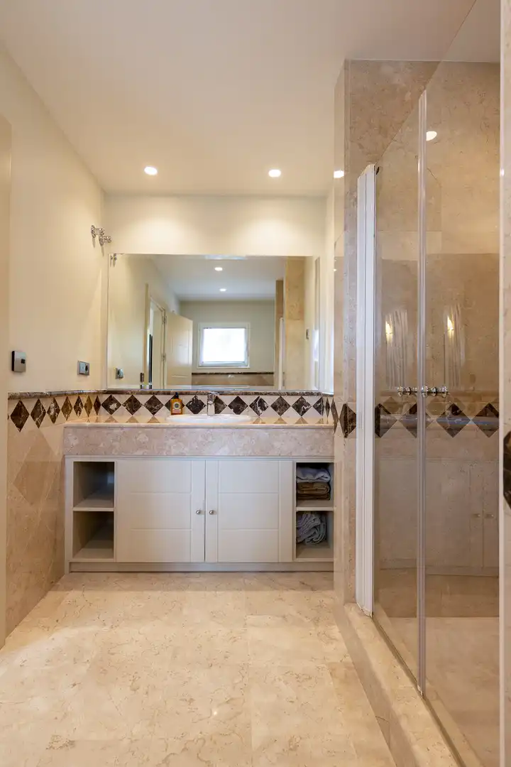 Bany de Casa o xalet en venda en Marbella amb Aire condicionat, Jardí privat i Terrassa