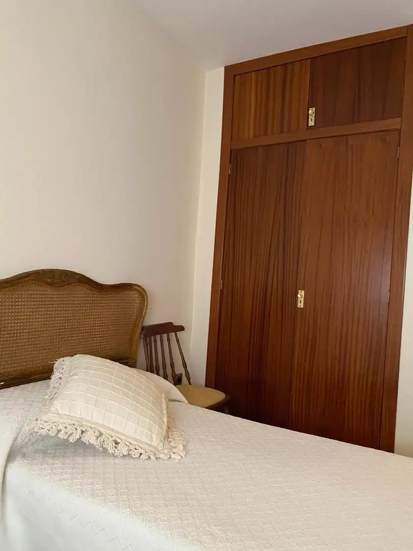 Dormitori de Pis de lloguer en Jaca amb Parquet, Terrassa i Moblat