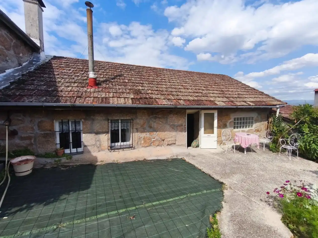 Vista exterior de Finca rústica en venda en Barbadás amb Calefacció, Jardí privat i Moblat