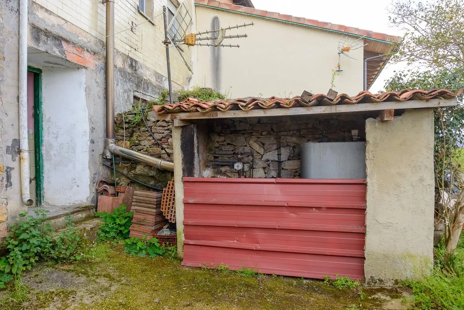 Vista exterior de Casa adosada en venda en Oviedo  amb Calefacció, Terrassa i Traster