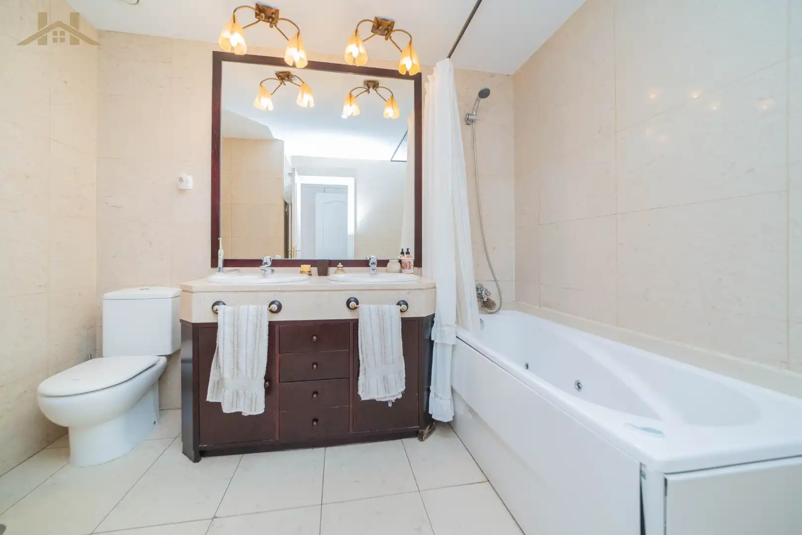 Baño de Planta baja en venta en Majadahonda con Aire acondicionado, Calefacción y Jardín privado