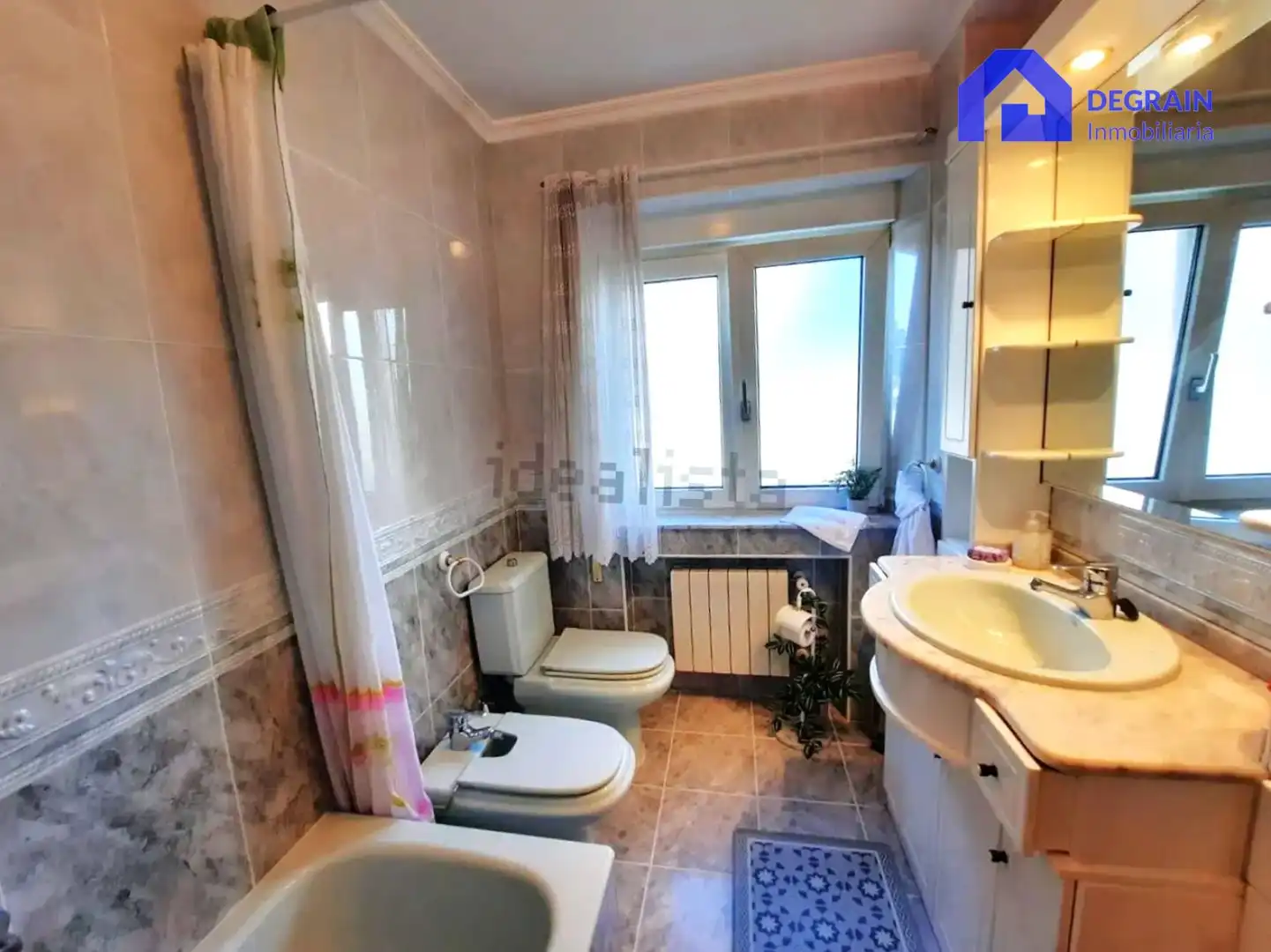 Badezimmer von Erdgeschoss zur Miete in Oviedo 