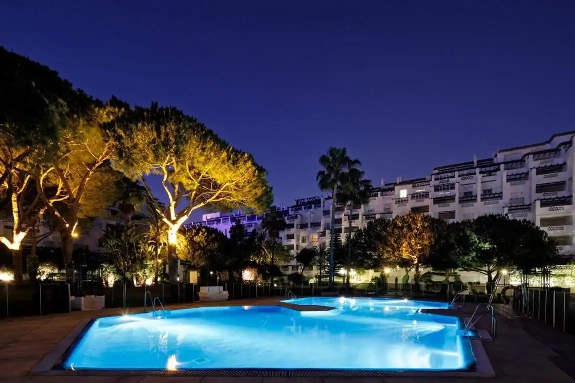 Piscina de Pis de lloguer en Marbella amb Aire condicionat, Terrassa i Moblat