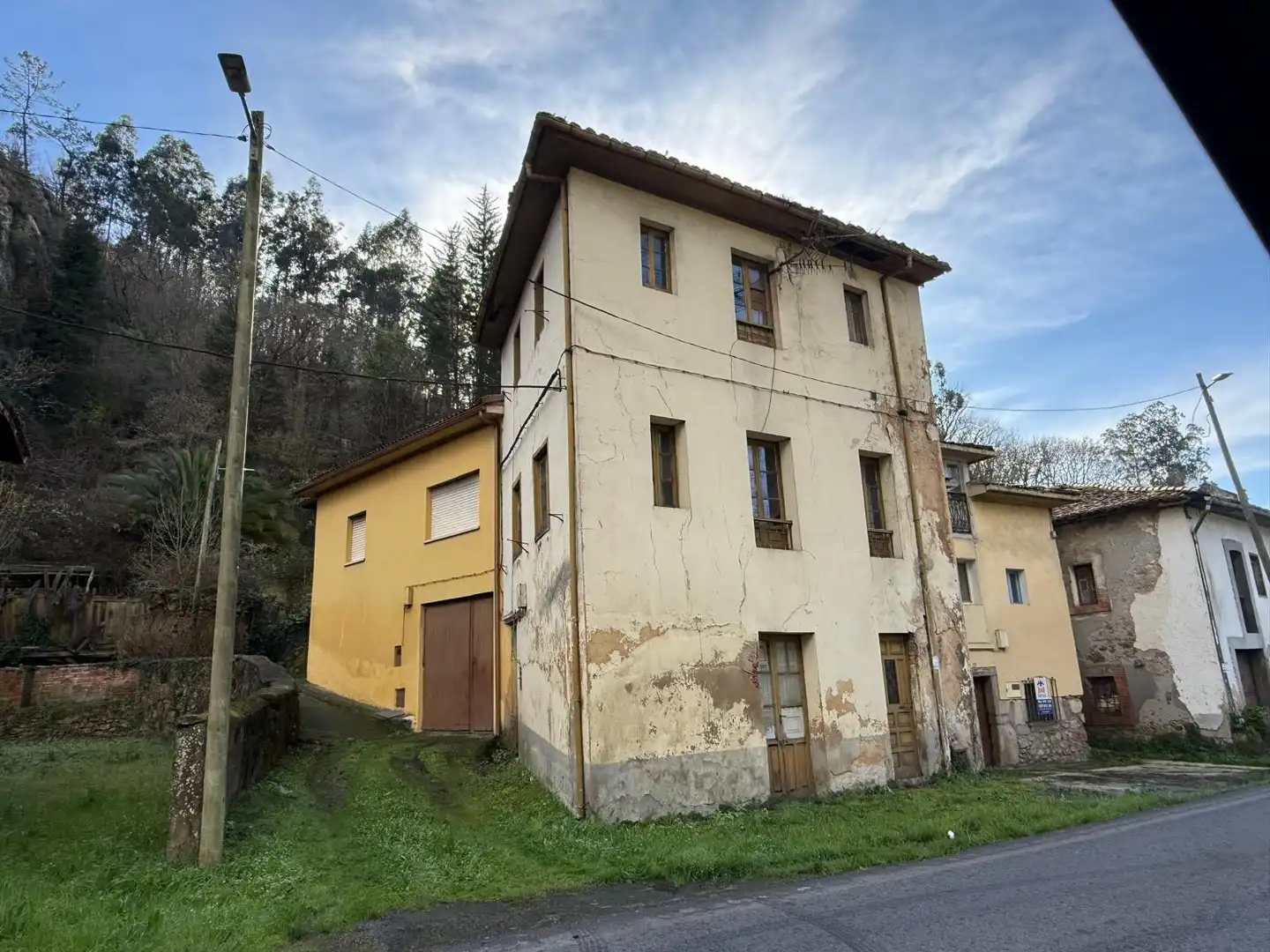 Außenansicht von Einfamilien-Reihenhaus zum Verkauf in Grado mit Abstellraum