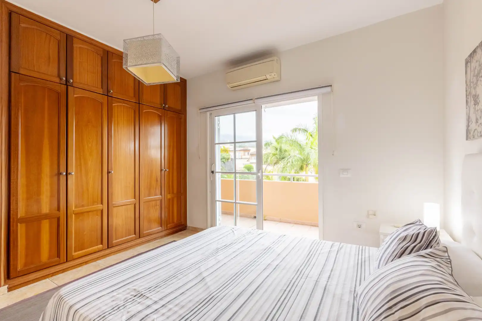 Schlafzimmer von Einfamilien-Reihenhaus zum Verkauf in Puerto de la Cruz mit Klimaanlage, Heizung und Privatgarten