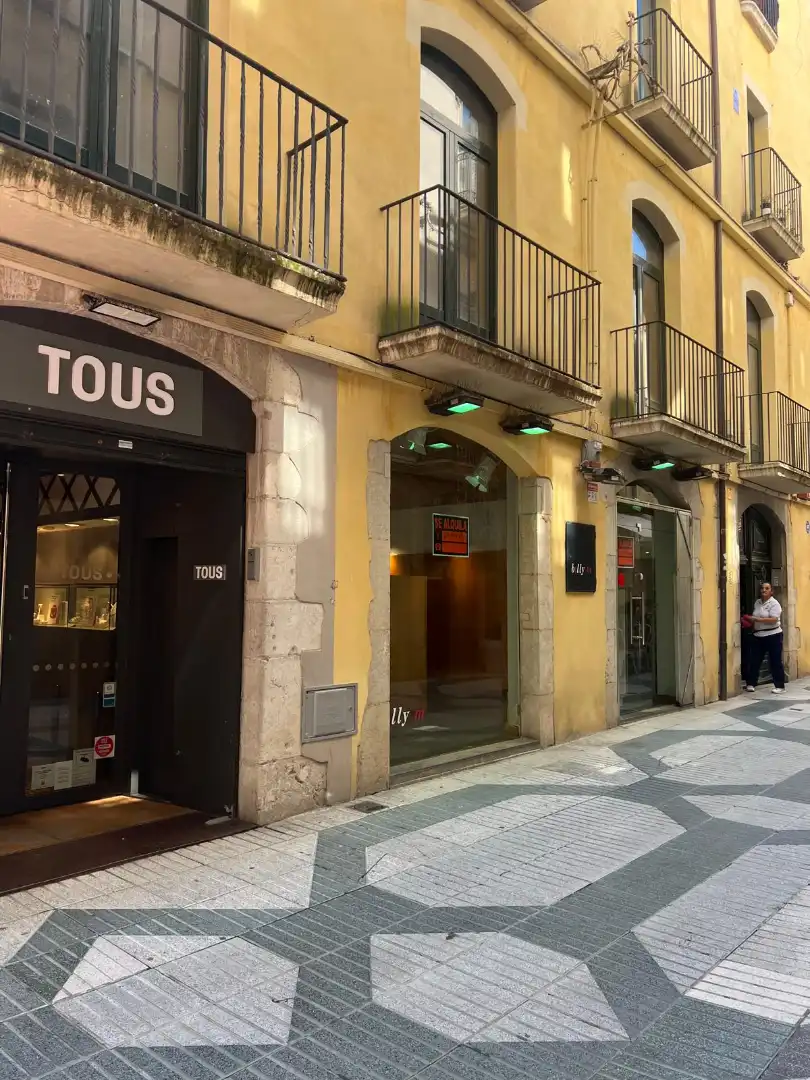 Vista exterior de Local de alquiler en Figueres con Aire acondicionado