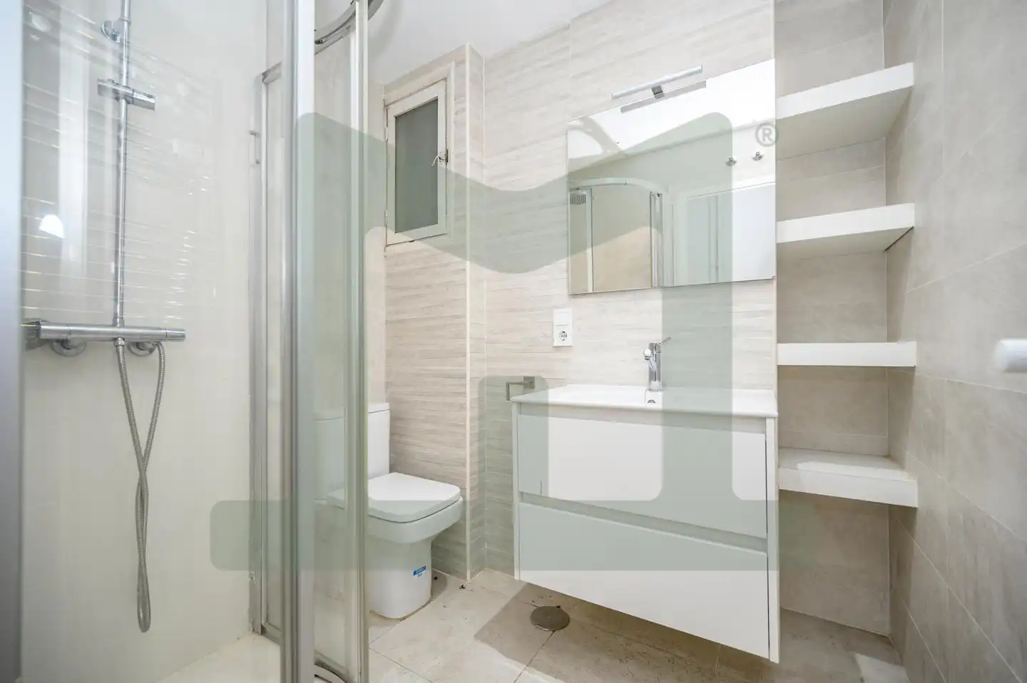 Baño de Piso en venta en Madrid con Calefacción, Parquet y Amueblado