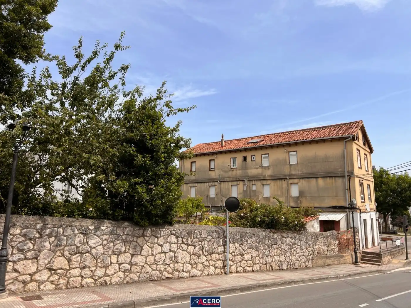 Vista exterior de Casa o xalet en venda en Camargo amb Jardí privat