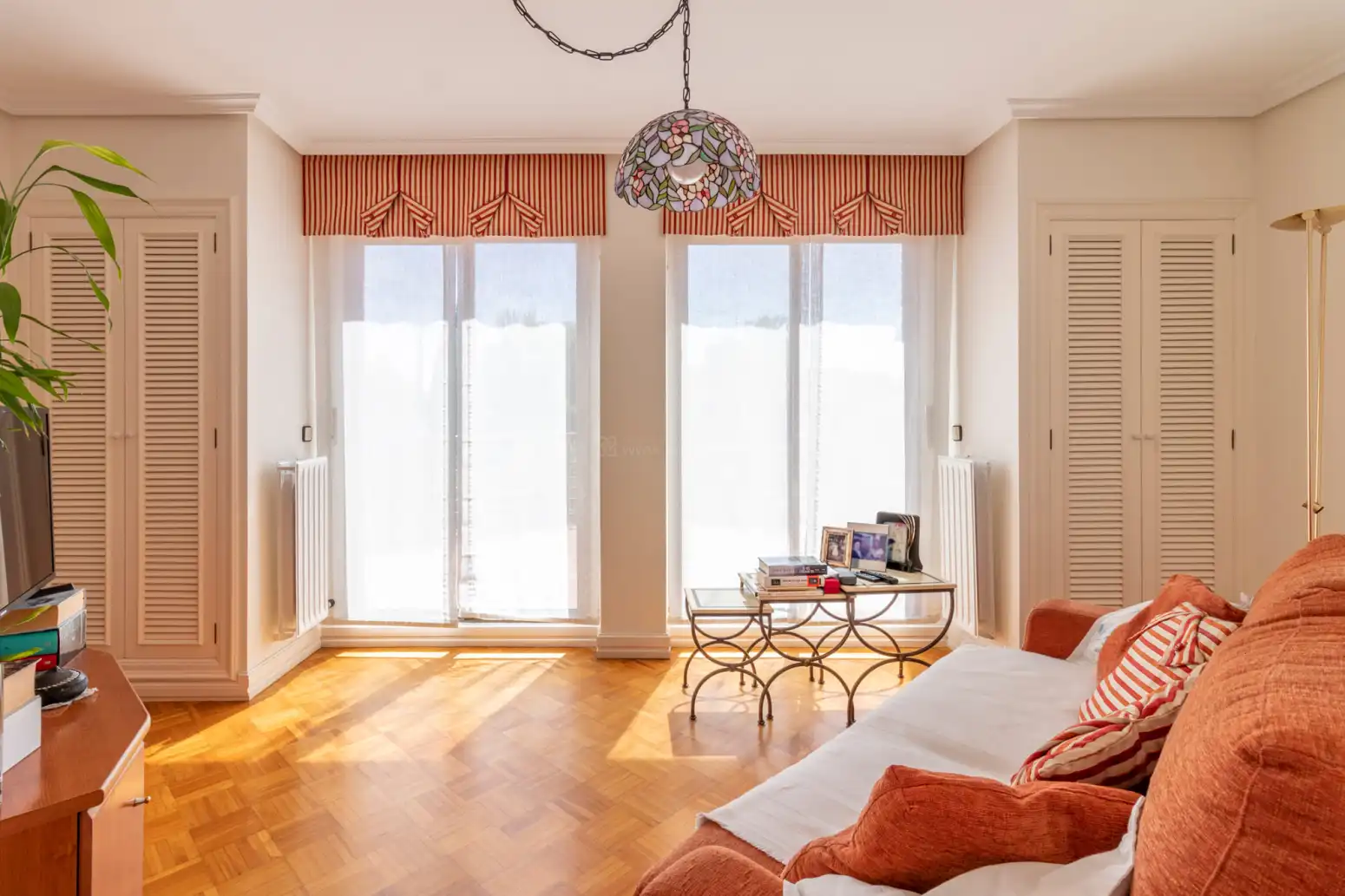 Sala d'estar de Casa o xalet en venda en  Logroño amb Calefacció, Jardí privat i Terrassa