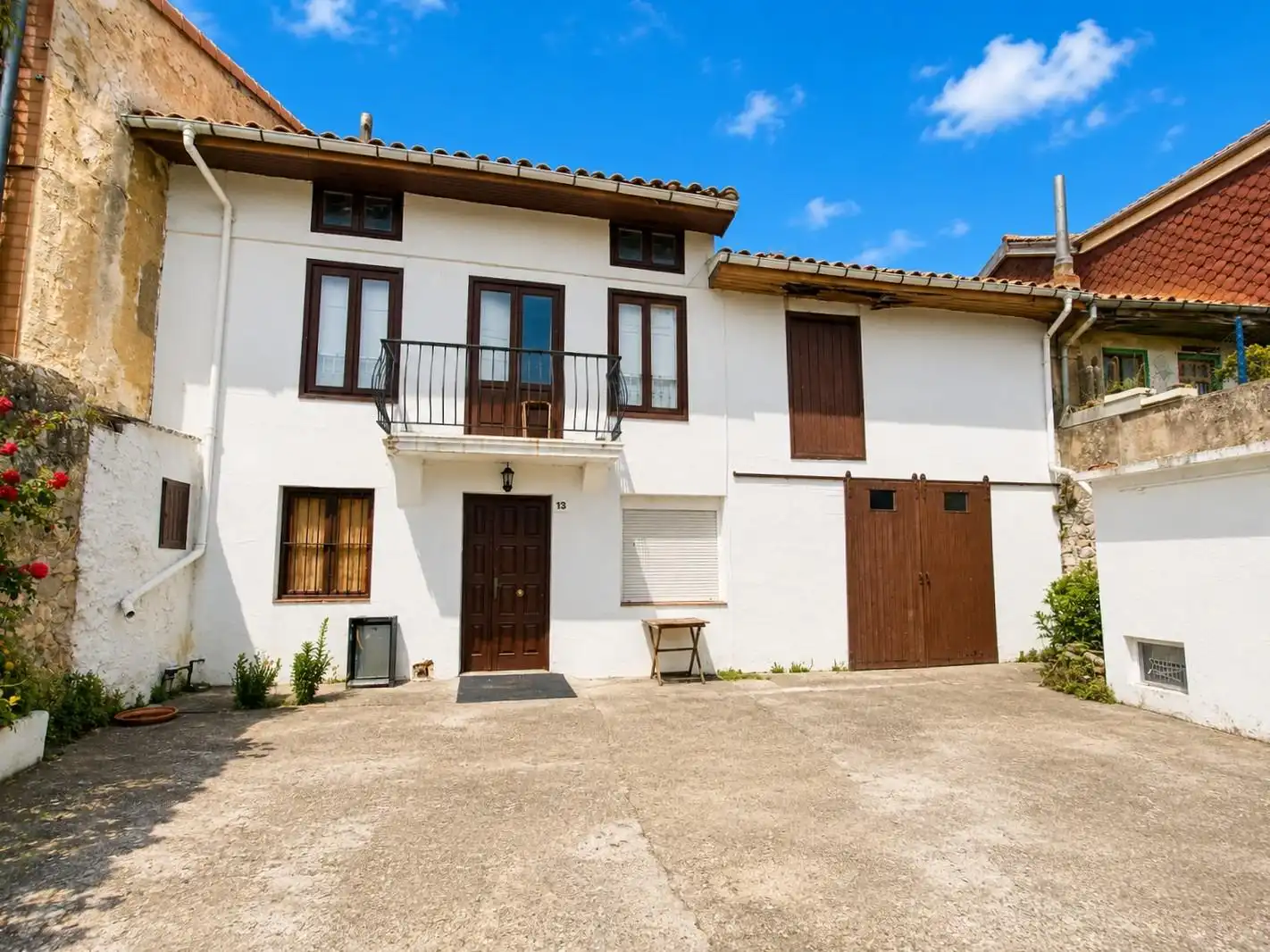 Vista exterior de Casa adosada en venda en Santa Cruz de Bezana amb Calefacció, Jardí privat i Traster