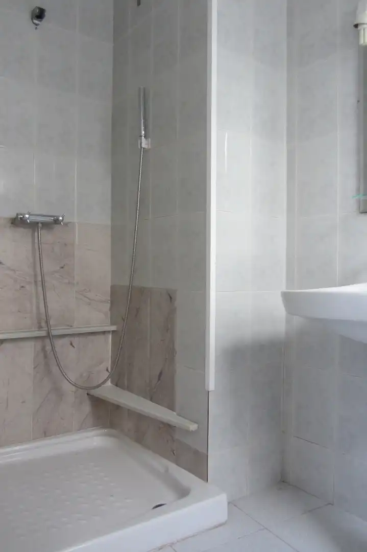 Bany de Pis en venda en Girona amb Calefacció, Terrassa i Moblat