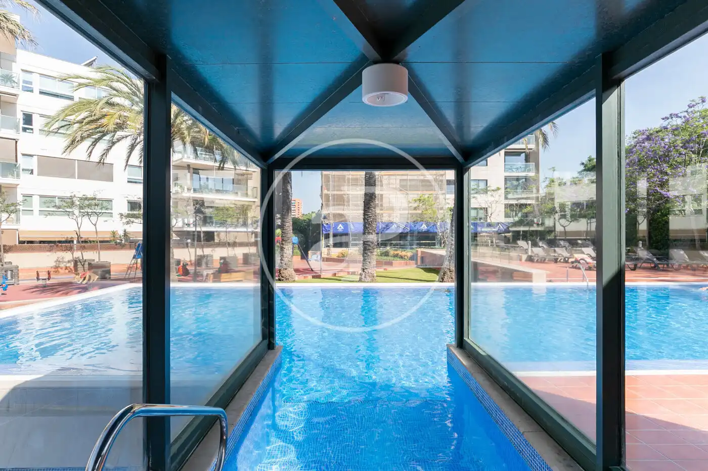 Piscina de Pis en venda en Barcelona amb Aire condicionat, Calefacció i Jardí privat