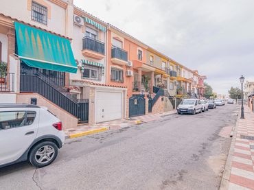 Maison mitoyenne avec balcon à vendre à Calle RIO GENIL